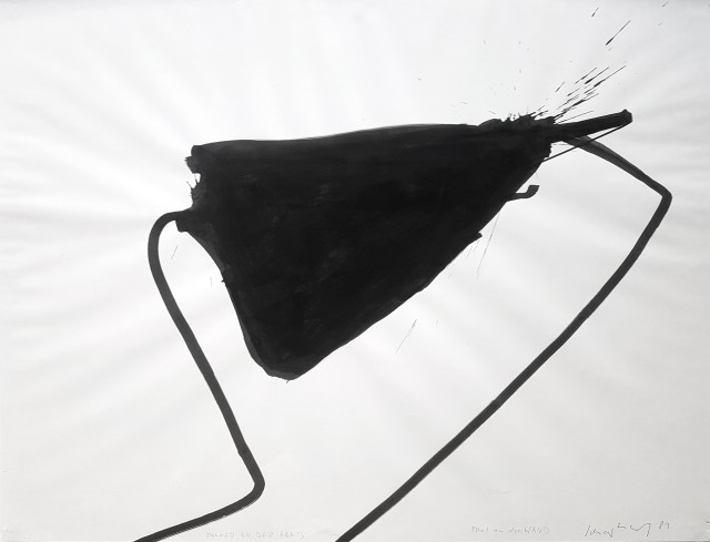Pulver in der Hand-Blut an der Wand