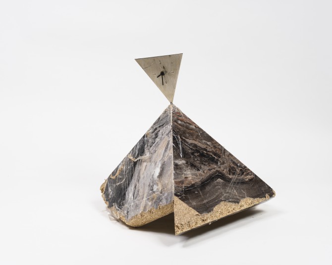 PP_DieZeitenändernsichnur,wennwirsieändern_2022_50x40x40cm_Spanplatten,2pyramiden,Uhr,Klebeband