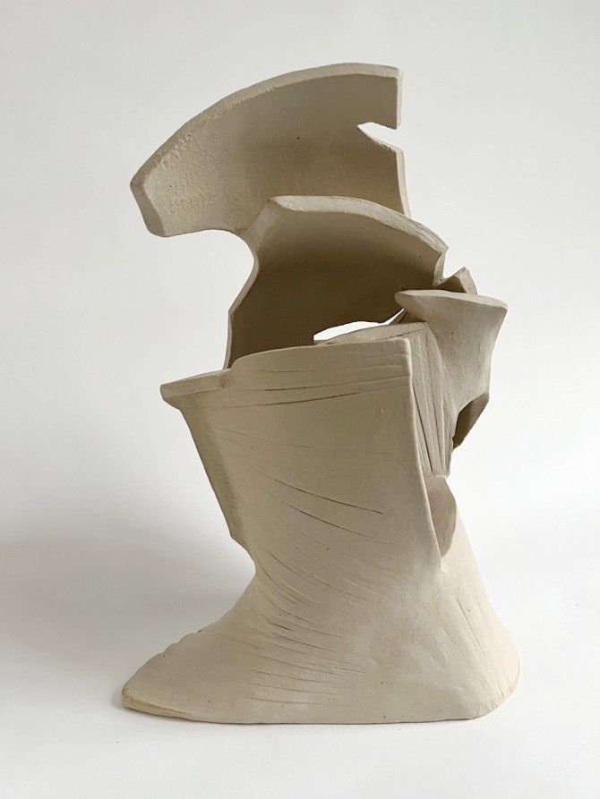 BRITTA LUMER, angry bird, 2022, ceramic sculpture, 36,5 x 26 x 16,5 cm,klein