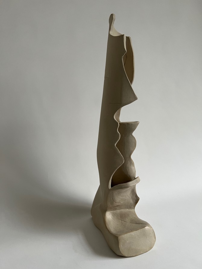 BRITTA LUMER, Umdenken, 2022, ceramic sculpture, 48 x 12,5 x 18 cm