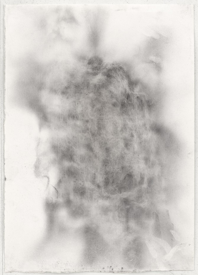 StellaGeppert, ToucheParLesPoumons, 2020, Kohlestaub auf Papier, Atmung, 35 cm x 25 cm, Foto-Eric Tschernow, Courtesy the artist